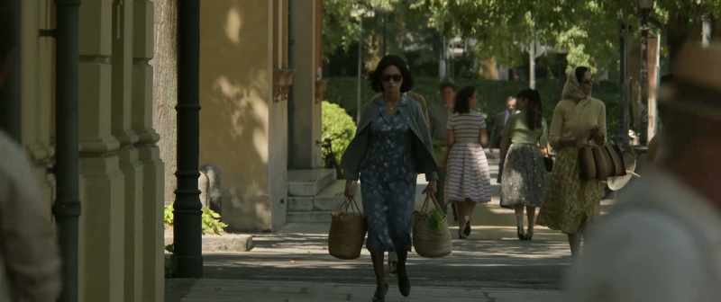 Eh, eh, Laura! Signora! Laura, please?