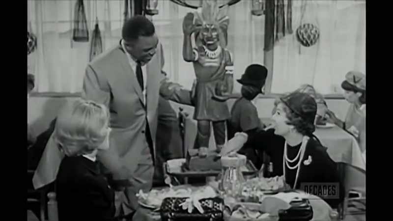 Eis Donna Reed almoçando com uma senhora branca