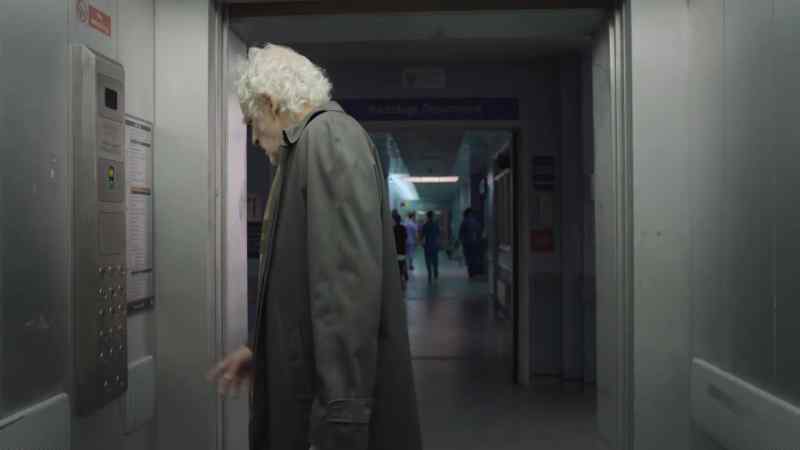 [electronic voice] Doors closing