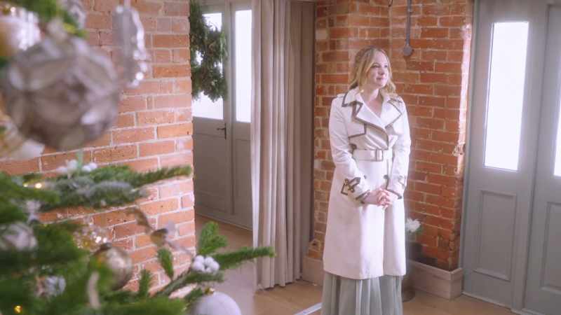 [Emma sighs]