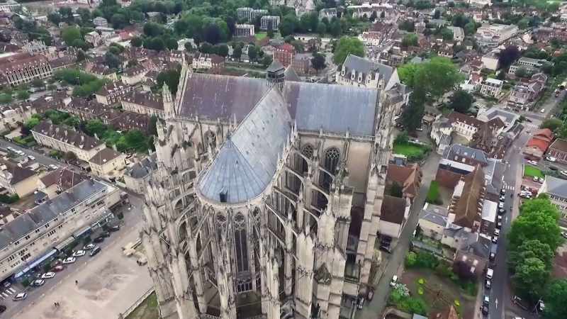 Engineering experts think that cathedrals, columns