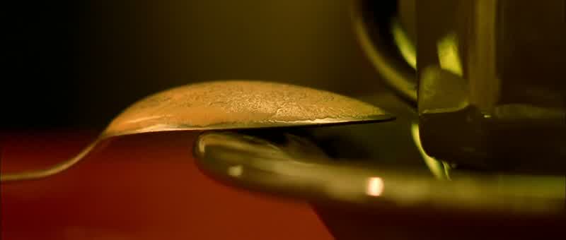 Et ramasser le sucre sur la table avec son doigt