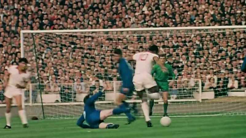 Eusébio waltzing past defenders