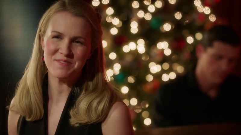 * Everybody knows a turkey and some mistletoe *