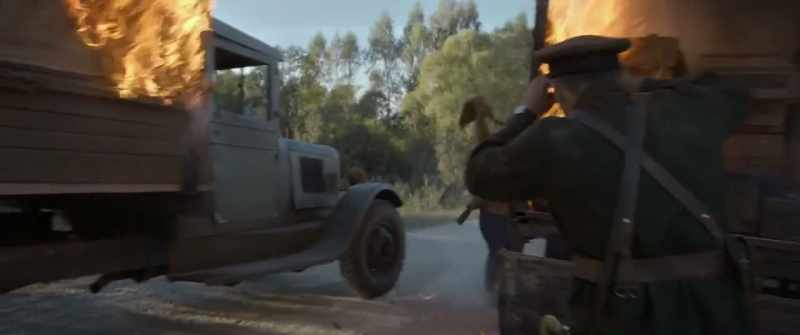 Everyone get back, it's gonna blow!