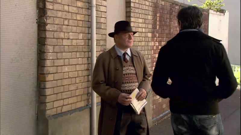 Excuse me. Do you know a man called Alan Ellis? He used to live here