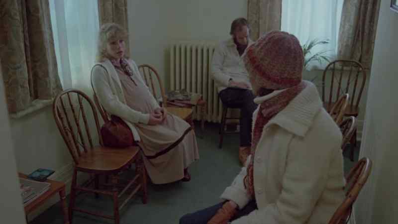 Excuse me. Do you know if the receptionist is coming back soon?