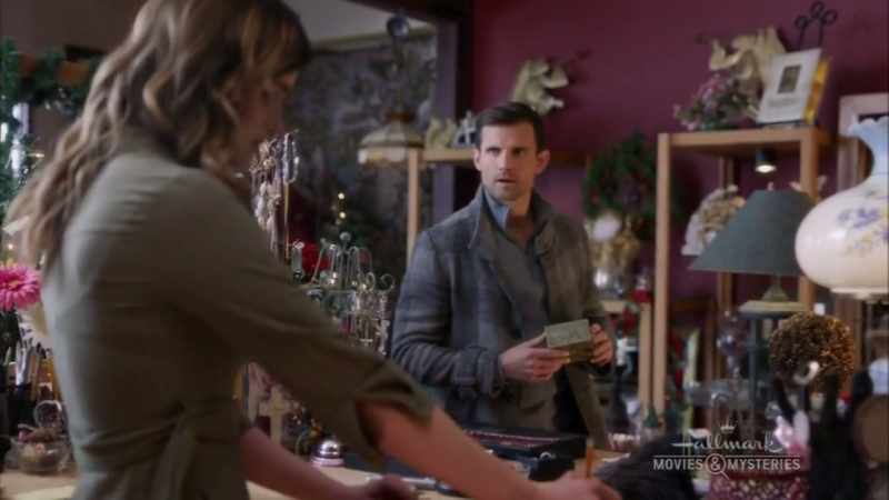 Excuse me, I'm, I'm looking for a Christmas present
