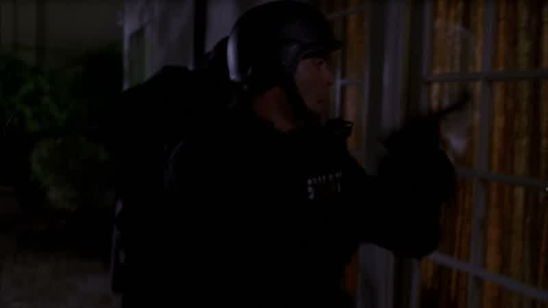 FBI! FBI! -He's got my baby! -Ma'am, is he alone? -Yes, he is!