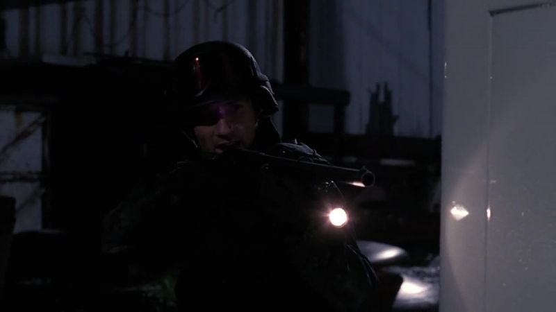 Federal agent! I'm armed! Exit the vehicle now!