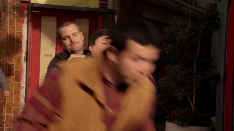 Federal agent, jun. Don't move