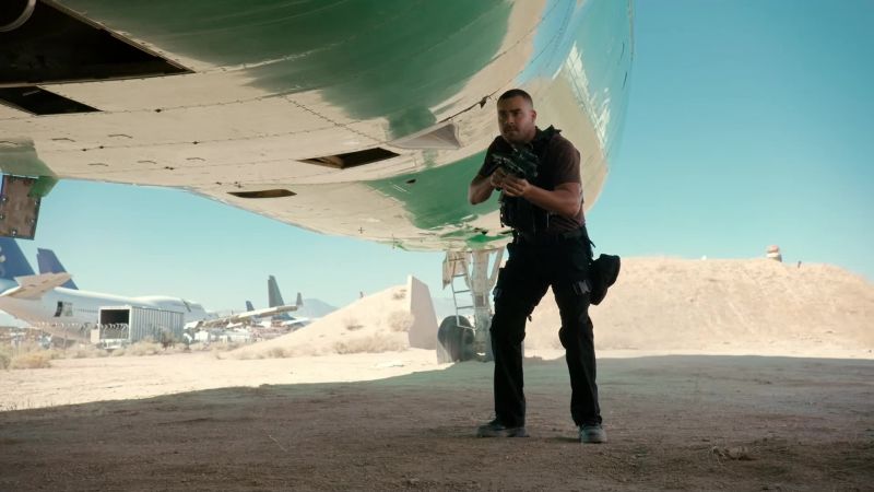 Federal agents! Drop it!