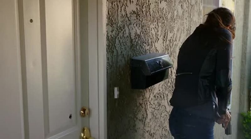 Federal agents! Please open the door!