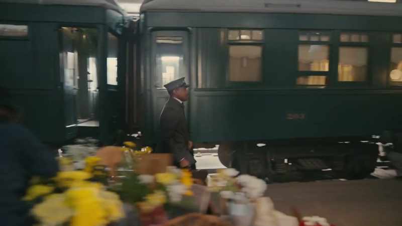 Female passenger: Porter, your tip!