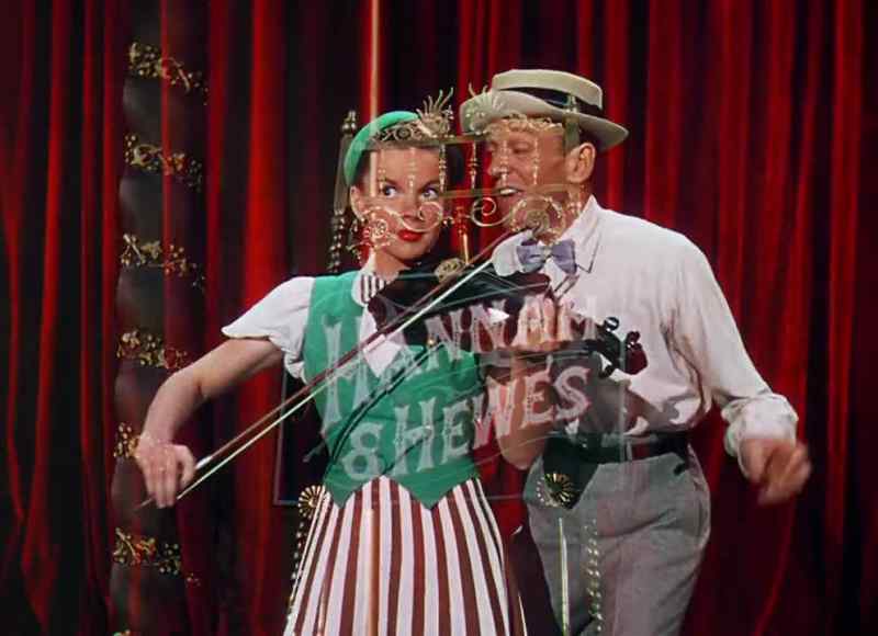 Fiddle up, fiddle up On your violin