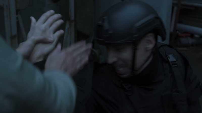 [fighting grunts]
