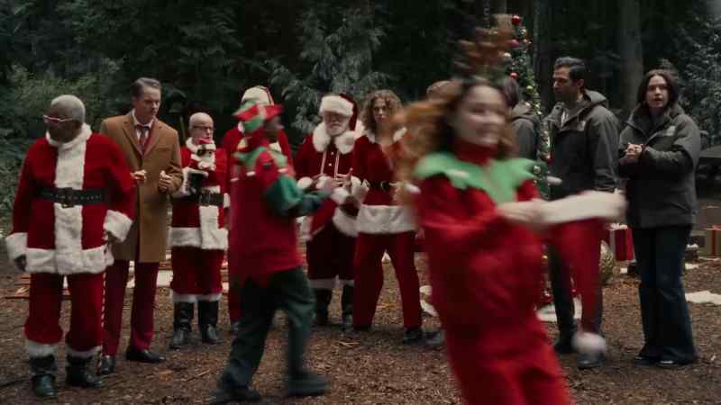 First Santa to finish, their team wins