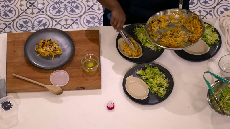 Five minutes left, home cooks. -Mamma Mia!