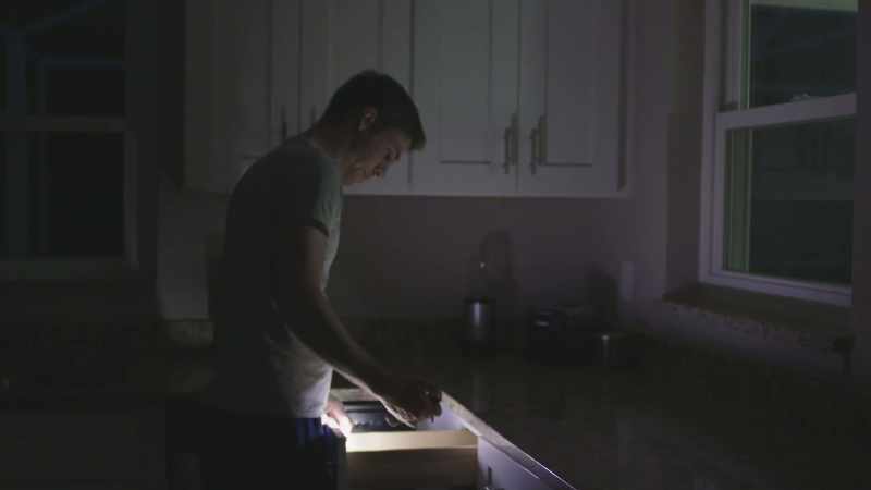 (flashlight clicking)