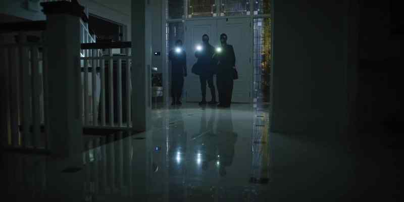[flashlight clicking]