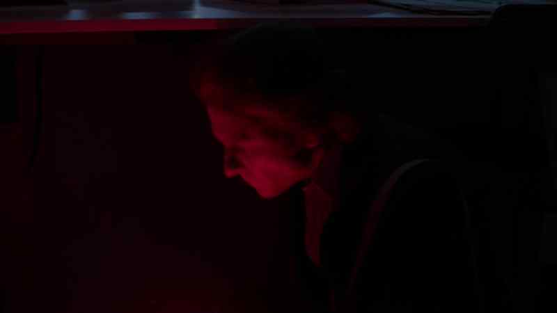 (flashlight clicks)