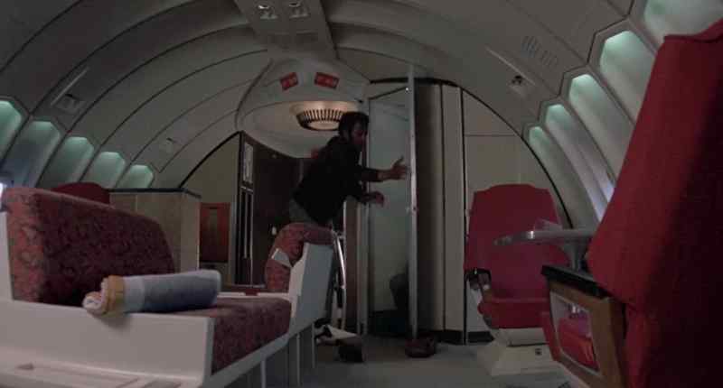 [Flight attendant] Please fasten your seatbelts