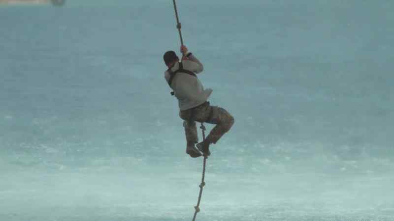 {\an7}[Billy] Go!