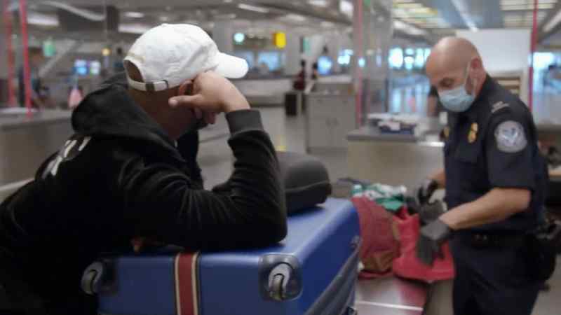 {\an1}BONO: How long is he staying here?