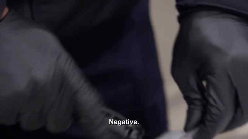 {\an1}OFFICER: Negative? Okay