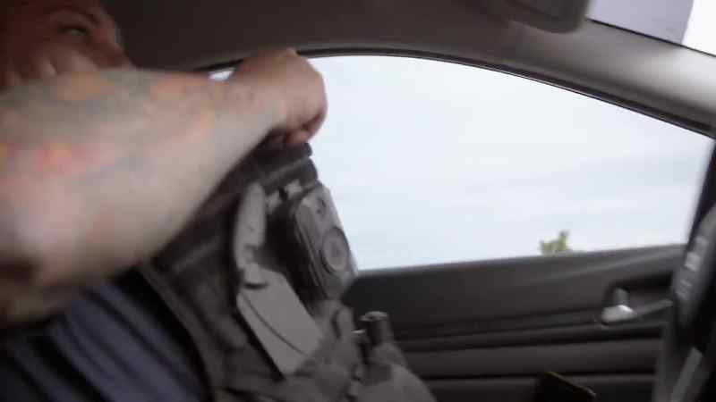 {\an1}(police sirens)