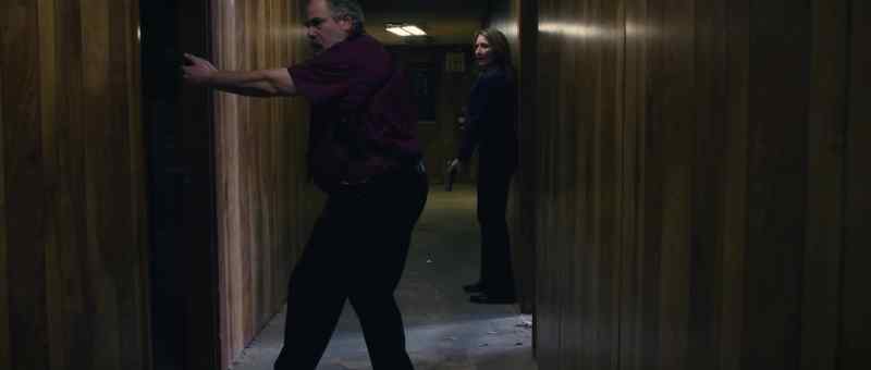 (footsteps pattering) (tense suspenseful music)