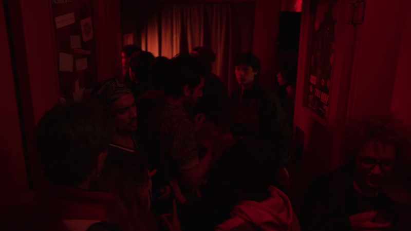 Fraser! Hold up! -(crowd chattering)