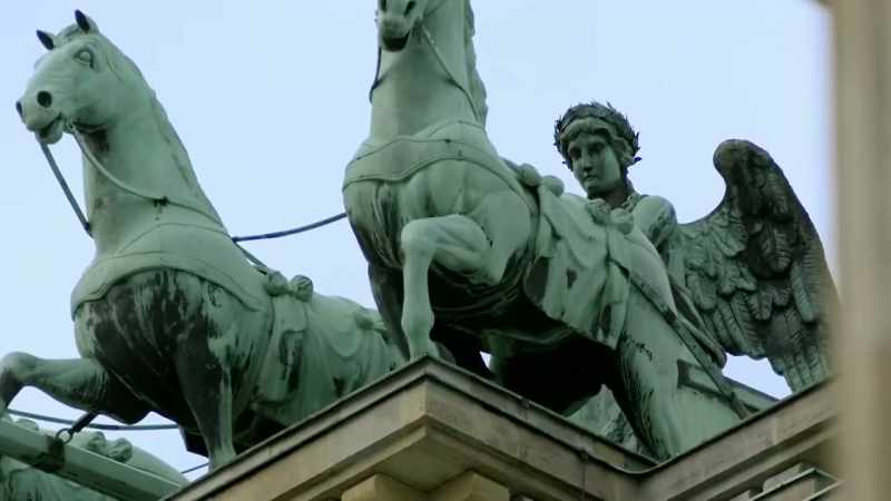 Frederick crowns it with a statue of eirene