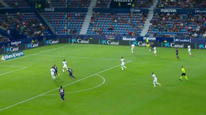 From the top, a long kick... Careful because he is alone!