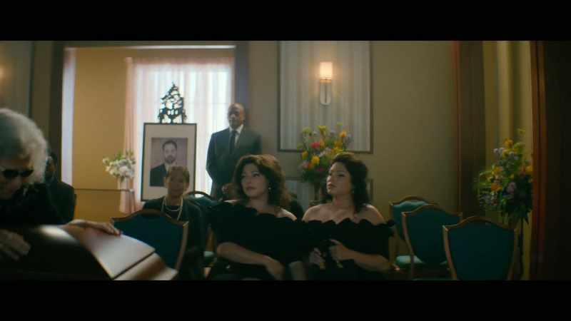 �� Funeral singers wail ♪