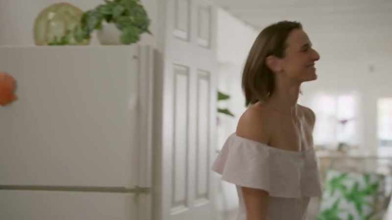 (gentle music)