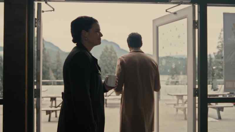 (gentle music)