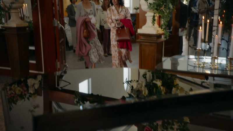 (gentle piano music)