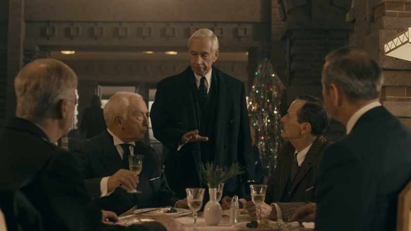 Gentlemen... Don't... Don't let me interrupt your dinner