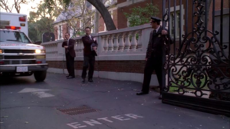 Get everyone inside. Nobody leaves. - Yes sir