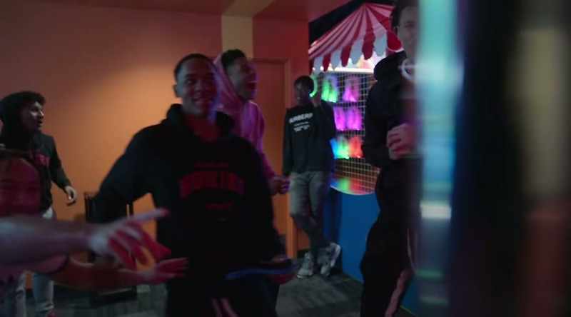 �� Get into the party life... ♪