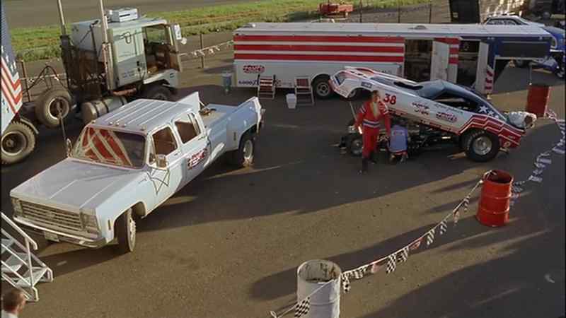 Goddamn valve cover gasket's missing, Lon