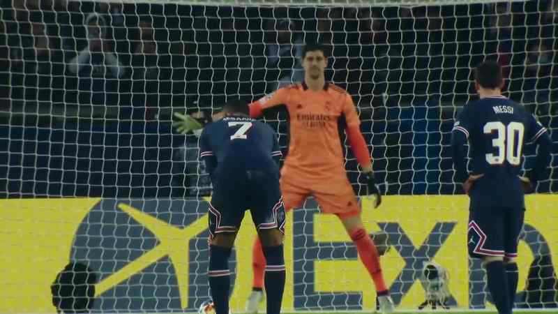 Golden opportunity for PSG to score first