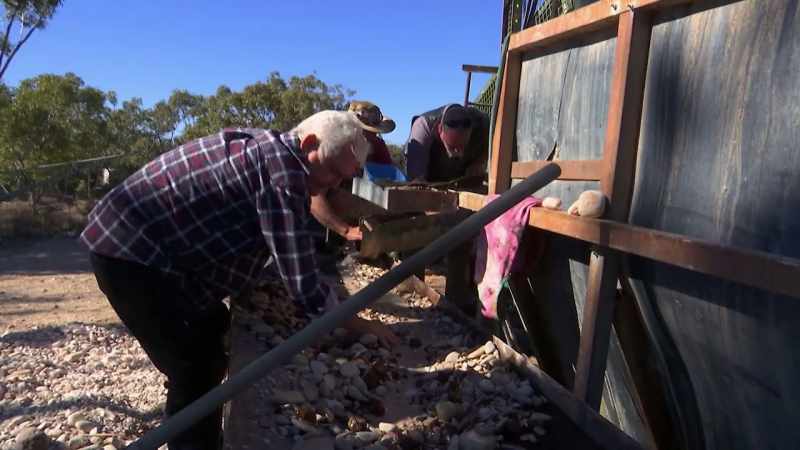 Good mate and veteran opal miner, Rowe, pitches in