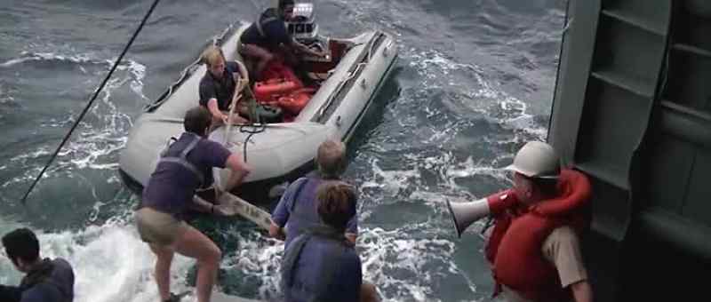 Grab the stern line. All right, I got it