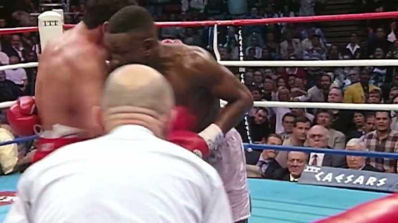 Great flurry by De La Hoya to end the tenth