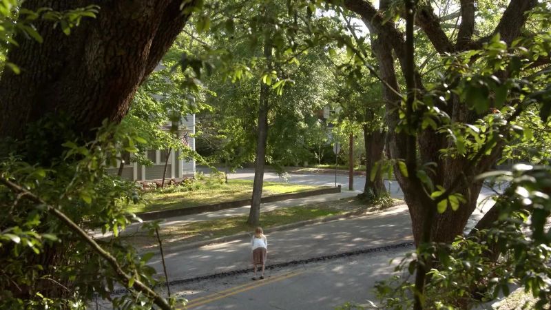 Greg? Greg? Julia. Julia: Harriet? Julia. Anybody, help me, please. Aah! I'm coming, sweetie. I got