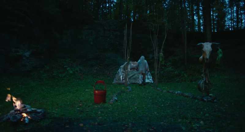 * Grillen zirpen, Kauz ruft. *