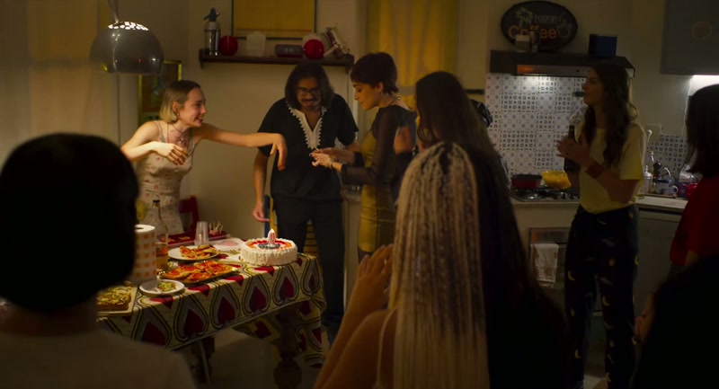 [gritos festivos]