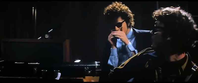 (guitar strumming)